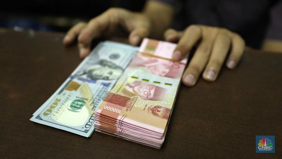 Pekerja memperlihatkan uang dolar di salah satu gerai money changer di Jakarta, Senin (4/7/2022).  (վ/ Tri Susilo)