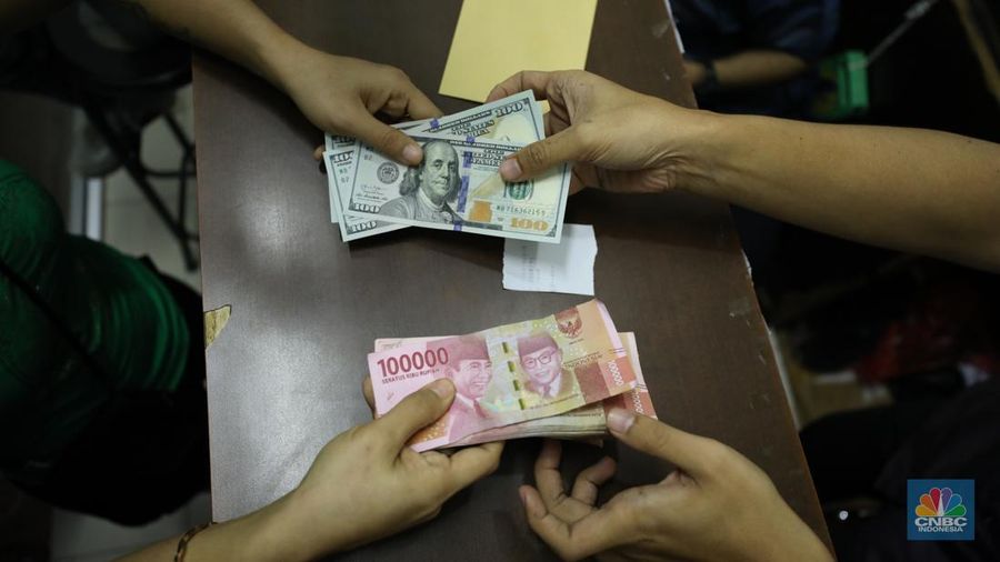 Pekerja memperlihatkan uang dolar di salah satu gerai money changer di Jakarta, Senin (4/7/2022).  (վ/ Tri Susilo)