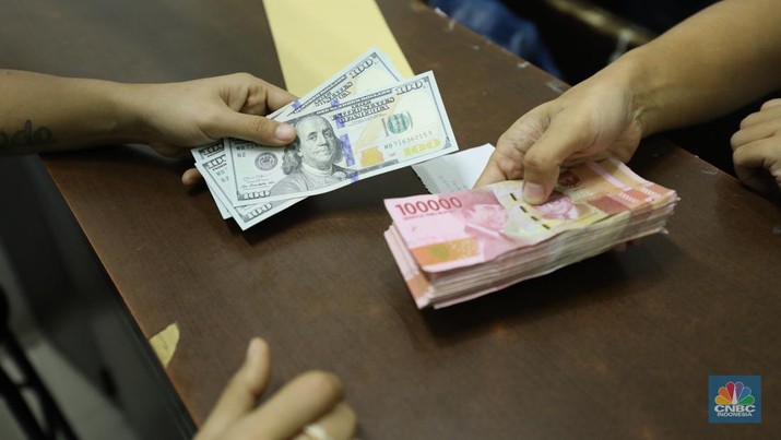 Ilustrasi dolar Amerika Serikat (AS). Pekerja memperlihatkan uang dolar di salah satu gerai money changer di Jakarta, Senin (4/7/2022). (CNBC Indonesia/ Tri Susilo)
