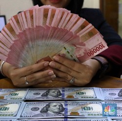Rupiah Kembali Keok, Dolar Sentuh Rp16.355
