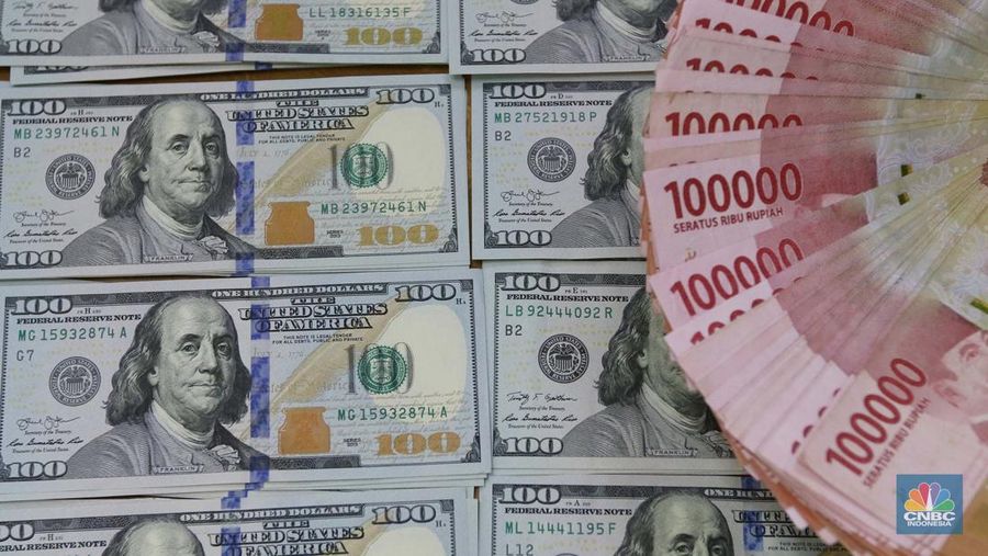 Pekerja pusat penukaran mata uang asing menghitung uang Dollar AS di gerai penukaran mata uang asing Dolarindo di Melawai, Jakarta, Senin (4/7/2022). (վ/ Muhammad Sabki)