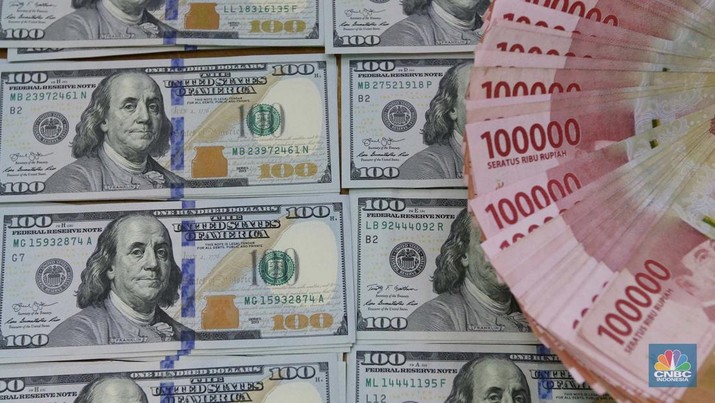 Pekerja pusat penukaran mata duit asing menghitung duit Dollar AS di gerai penukaran mata duit asing Dolarindo di Melawai, Jakarta, Senin (4/7/2022). (CNBC Indonesia/ Muhammad Sabki)