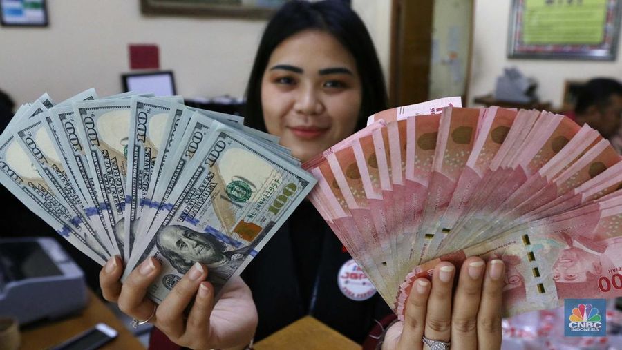 Pekerja pusat penukaran mata uang asing menghitung uang Dollar AS di gerai penukaran mata uang asing Dolarindo di Melawai, Jakarta, Senin (4/7/2022). (վ/ Muhammad Sabki)