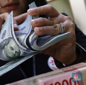 Rupiah Nyaris Rp 15.000/US$, Begini Suasana Money Changer