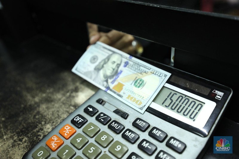 Ilustrasi dolar Amerika Serikat (AS) Pekerja pusat penukaran mata uang asing menghitung uang Dollar AS di gerai penukaran mata uang asing Dolarindo di Melawai, Jakarta, Senin (4/7/2022). (CNBC Indonesia/ Muhammad Sabki)