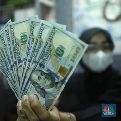 Rupiah Keok, Dolar Naik Jadi Rp15.715