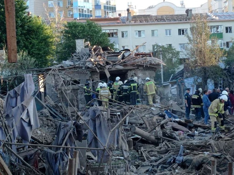 ledakan di Belgorod, Rusia Tim penyelamat bekerja di lokasi bangunan tempat tinggal yang hancur setelah ledakan di Belgorod, Rusia, Minggu (3/7/2022). (Alexey Stopichev/BelPressa/Handout via REUTERS)