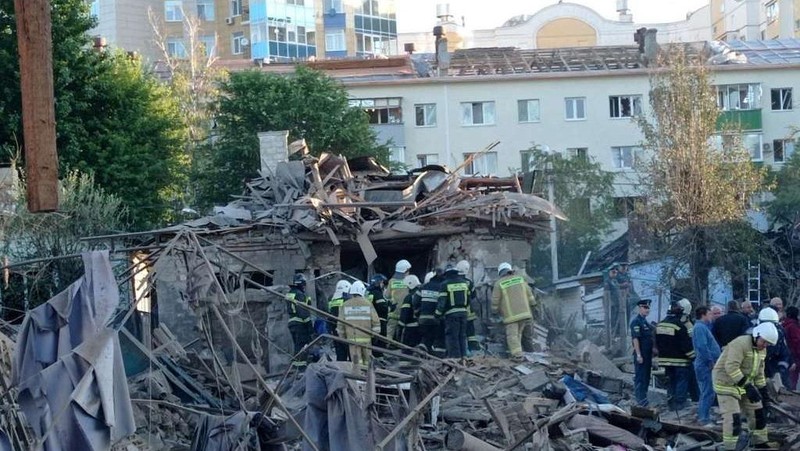 Tim penyelamat bekerja di lokasi bangunan tempat tinggal yang hancur setelah ledakan di Belgorod, Rusia, Minggu (3/7/2022). (Alexey Stopichev/BelPressa/Handout via REUTERS)