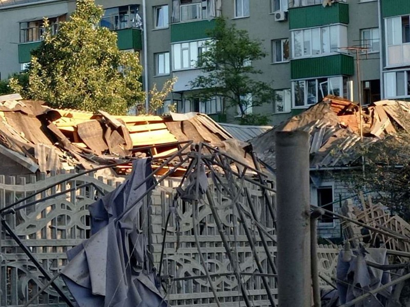 ledakan di Belgorod, Rusia Tim penyelamat bekerja di lokasi bangunan tempat tinggal yang hancur setelah ledakan di Belgorod, Rusia, Minggu (3/7/2022). (Alexey Stopichev/BelPressa/Handout via REUTERS)