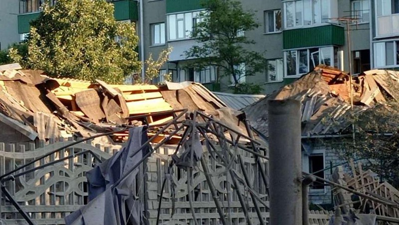Tim penyelamat bekerja di lokasi bangunan tempat tinggal yang hancur setelah ledakan di Belgorod, Rusia, Minggu (3/7/2022). (Alexey Stopichev/BelPressa/Handout via REUTERS)