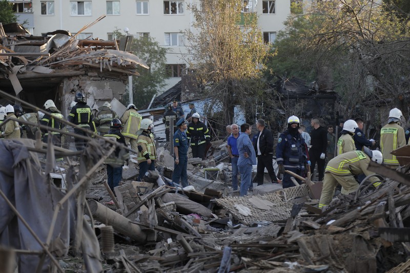 ledakan di Belgorod, Rusia Tim penyelamat bekerja di lokasi bangunan tempat tinggal yang hancur setelah ledakan di Belgorod, Rusia, Minggu (3/7/2022). (Alexey Stopichev/BelPressa/Handout via REUTERS)