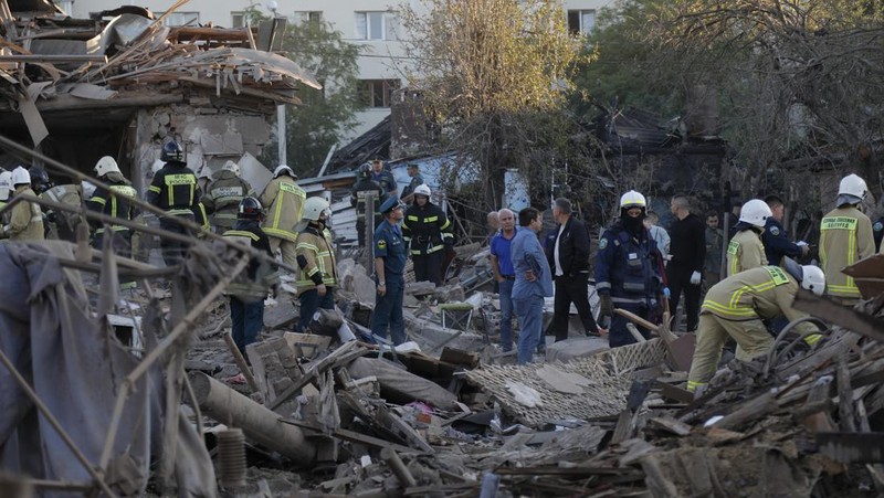 Tim penyelamat bekerja di lokasi bangunan tempat tinggal yang hancur setelah ledakan di Belgorod, Rusia, Minggu (3/7/2022). (Alexey Stopichev/BelPressa/Handout via REUTERS)