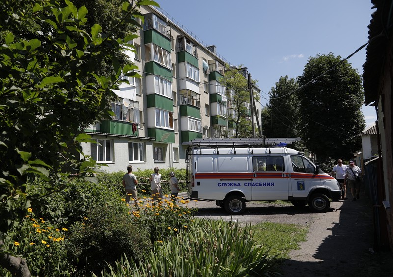 ledakan di Belgorod, Rusia Tim penyelamat bekerja di lokasi bangunan tempat tinggal yang hancur setelah ledakan di Belgorod, Rusia, Minggu (3/7/2022). (Alexey Stopichev/BelPressa/Handout via REUTERS)