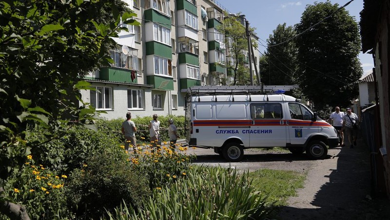 Tim penyelamat bekerja di lokasi bangunan tempat tinggal yang hancur setelah ledakan di Belgorod, Rusia, Minggu (3/7/2022). (Alexey Stopichev/BelPressa/Handout via REUTERS)