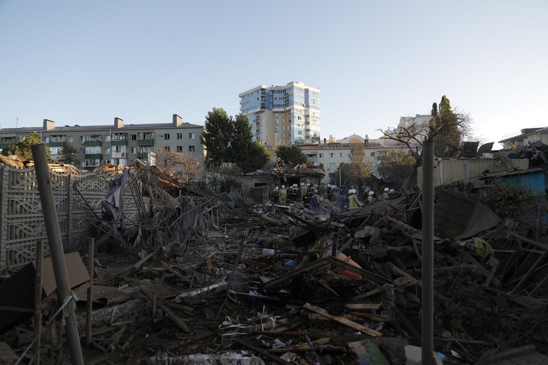 ledakan di Belgorod, Rusia Tim penyelamat bekerja di lokasi bangunan tempat tinggal yang hancur setelah ledakan di Belgorod, Rusia, Minggu (3/7/2022). (Alexey Stopichev/BelPressa/Handout via REUTERS)