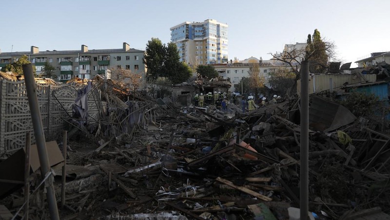 Tim penyelamat bekerja di lokasi bangunan tempat tinggal yang hancur setelah ledakan di Belgorod, Rusia, Minggu (3/7/2022). (Alexey Stopichev/BelPressa/Handout via REUTERS)