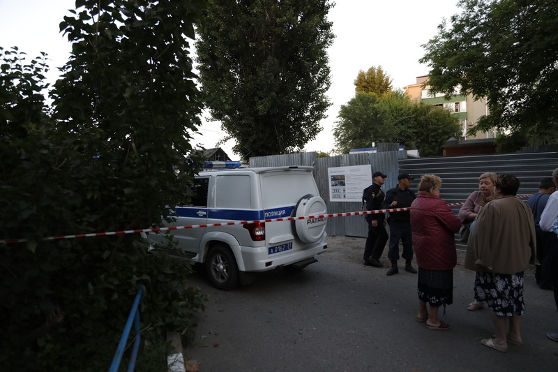 Tim penyelamat bekerja di lokasi bangunan tempat tinggal yang hancur setelah ledakan di Belgorod, Rusia, Minggu (3/7/2022). (Alexey Stopichev/BelPressa/Handout via REUTERS)