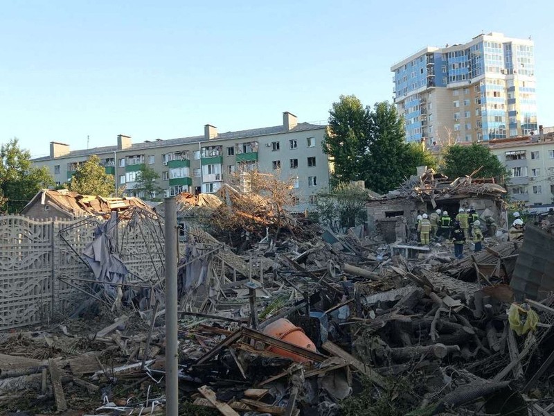 ledakan di Belgorod, Rusia Tim penyelamat bekerja di lokasi bangunan tempat tinggal yang hancur setelah ledakan di Belgorod, Rusia, Minggu (3/7/2022). (Alexey Stopichev/BelPressa/Handout via REUTERS)