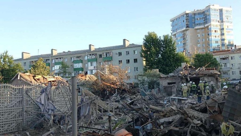 Tim penyelamat bekerja di lokasi bangunan tempat tinggal yang hancur setelah ledakan di Belgorod, Rusia, Minggu (3/7/2022). (Alexey Stopichev/BelPressa/Handout via REUTERS)