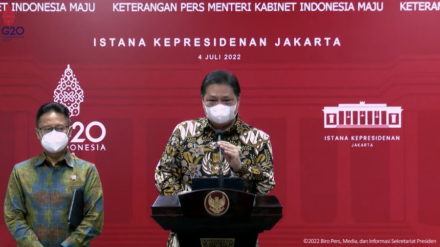 Menko Perekonomian Airlangga Hartarto Memberikan Keterangan Pers Menteri Terkait Rapat Terbatas Evaluasi PPKM, Kantor Presiden, Senin (4/7/2022). (Tangkapan Layar via Youtube Sekretariat Presiden)