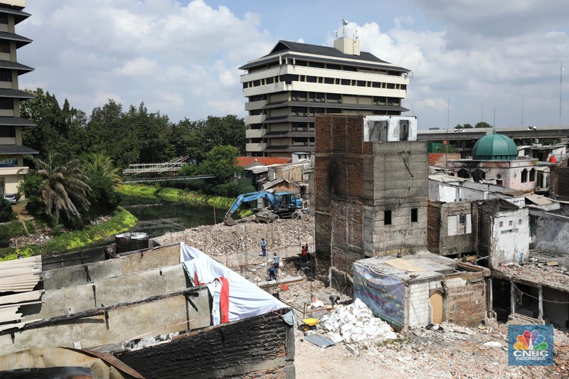 Aktivitas pekerja saat memulai pembangunan Kampung Gembira Gembrong, Jakarta, Senin (4/7/2022). Pemerintah Provinsi DKI Jakarta akan merampungkan pembangunan Kampung Gembira Gembrong dalam waktu 3 bulan. (CNBC Indonesia/ Tri Susilo)