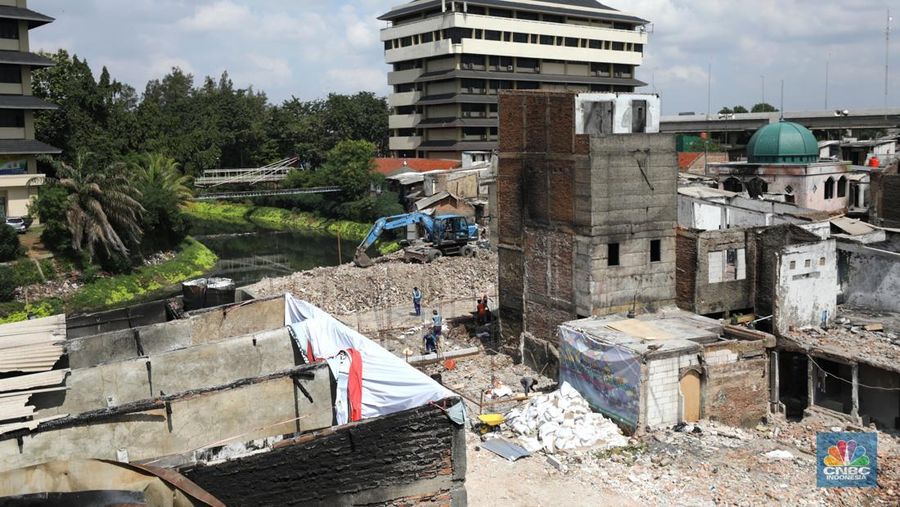 Aktivitas pekerja saat memulai pembangunan Kampung Gembira Gembrong, Jakarta, Senin (4/7/2022). Pemerintah Provinsi DKI Jakarta akan merampungkan pembangunan Kampung Gembira Gembrong dalam waktu 3 bulan. (CNBC Indonesia/ Tri Susilo)