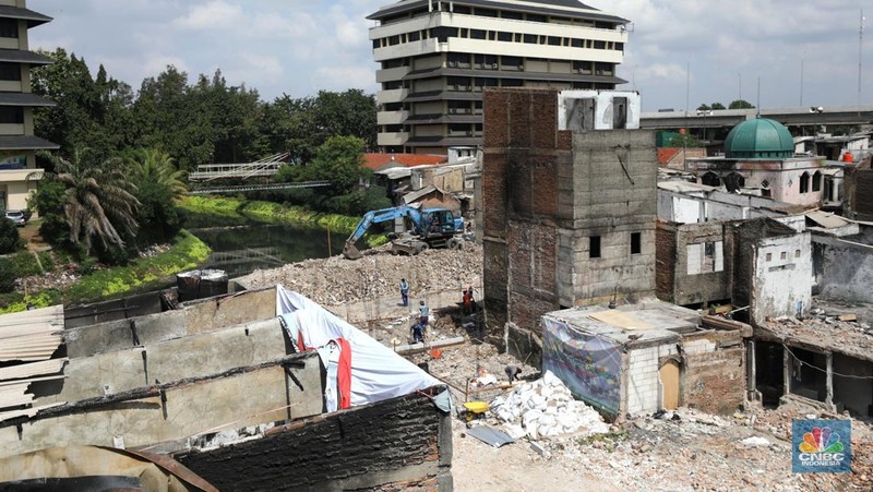 Aktivitas pekerja saat memulai pembangunan Kampung Gembira Gembrong, Jakarta, Senin (4/7/2022). Pemerintah Provinsi DKI Jakarta akan merampungkan pembangunan Kampung Gembira Gembrong dalam waktu 3 bulan. (CNBC Indonesia/ Tri Susilo)
