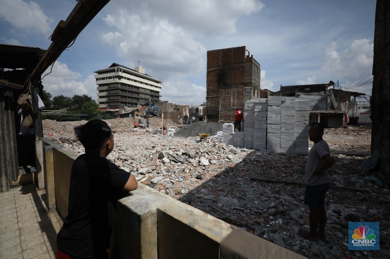 Aktivitas pekerja saat memulai pembangunan Kampung Gembira Gembrong, Jakarta, Senin (4/7/2022). Pemerintah Provinsi DKI Jakarta akan merampungkan pembangunan Kampung Gembira Gembrong dalam waktu 3 bulan. (CNBC Indonesia/ Tri Susilo)