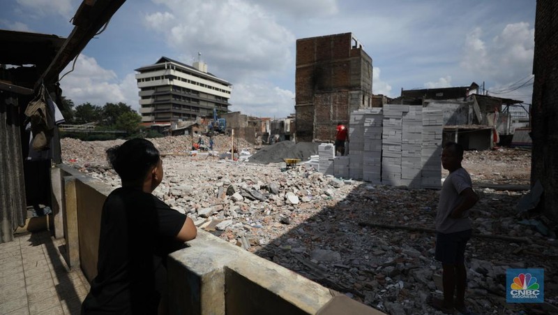 Aktivitas pekerja saat memulai pembangunan Kampung Gembira Gembrong, Jakarta, Senin (4/7/2022). Pemerintah Provinsi DKI Jakarta akan merampungkan pembangunan Kampung Gembira Gembrong dalam waktu 3 bulan. (CNBC Indonesia/ Tri Susilo)