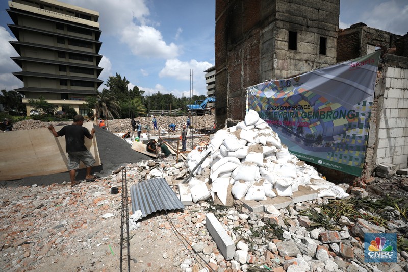 Pembangunan Kampung Gembira Gembrong Aktivitas pekerja saat memulai pembangunan Kampung Gembira Gembrong, Jakarta, Senin (4/7/2022). Pemerintah Provinsi DKI Jakarta akan merampungkan pembangunan Kampung Gembira Gembrong dalam waktu 3 bulan. (CNBC Indonesia/ Tri Susilo)
