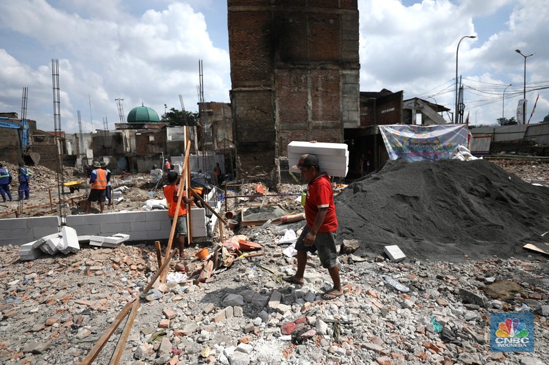 Aktivitas pekerja saat memulai pembangunan Kampung Gembira Gembrong, Jakarta, Senin (4/7/2022). Pemerintah Provinsi DKI Jakarta akan merampungkan pembangunan Kampung Gembira Gembrong dalam waktu 3 bulan. (CNBC Indonesia/ Tri Susilo)