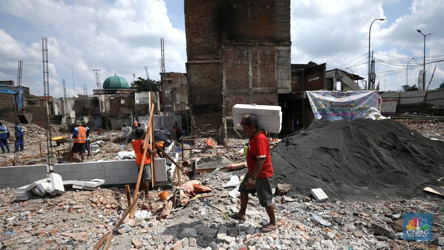 Aktivitas pekerja saat memulai pembangunan Kampung Gembira Gembrong, Jakarta, Senin (4/7/2022). Pemerintah Provinsi DKI Jakarta akan merampungkan pembangunan Kampung Gembira Gembrong dalam waktu 3 bulan. (CNBC Indonesia/ Tri Susilo)