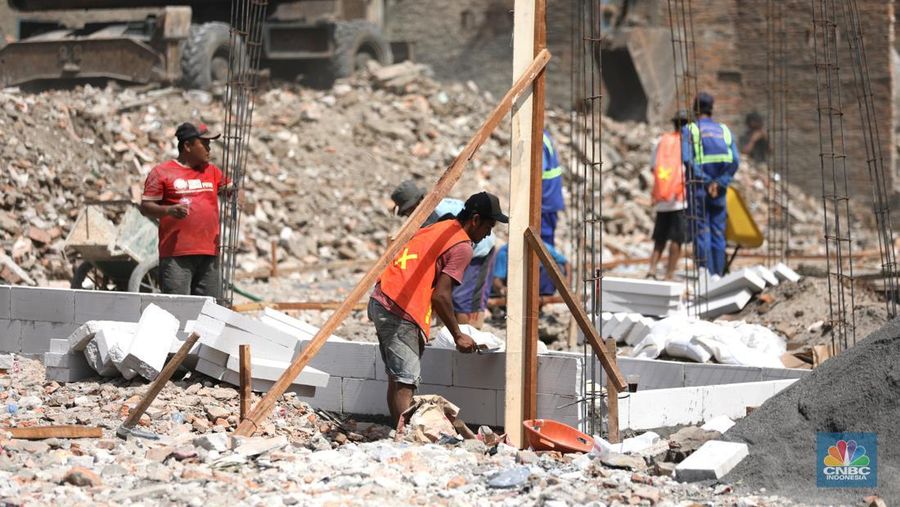 Aktivitas pekerja saat memulai pembangunan Kampung Gembira Gembrong, Jakarta, Senin (4/7/2022). Pemerintah Provinsi DKI Jakarta akan merampungkan pembangunan Kampung Gembira Gembrong dalam waktu 3 bulan. (CNBC Indonesia/ Tri Susilo)