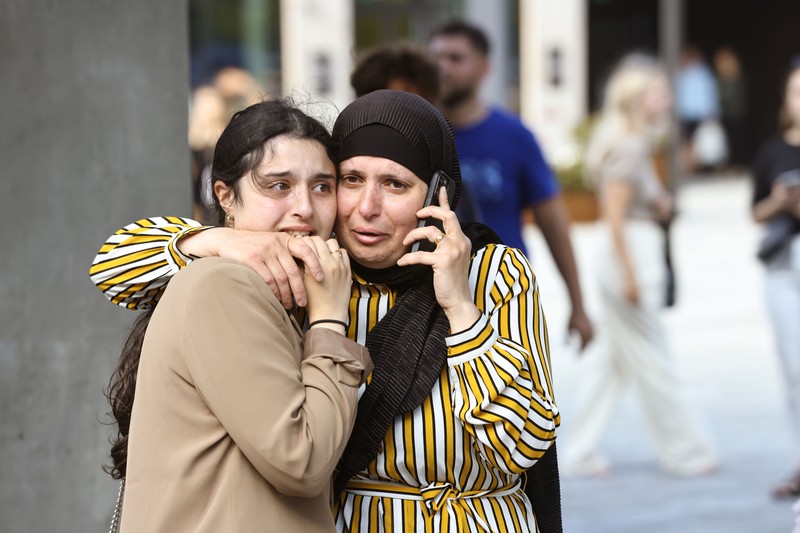 Penembakan di luar mal Kopenhagen, Denmark Polisi bersenjata berjaga di lokasi penembakan di pusat perbelanjaan Fields di Kopenhagen, Denmark, Minggu (3/7/2022). Polisi menangkap seorang pria berusia 22 tahun atas kejadian penembakan yang menyebabkan beberapa korban tewas dan beberapa terluka. (Ritzau Scanpix/Olafur Steinar Gestsson via REUTERS)