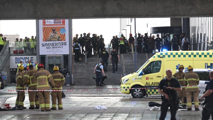 Polisi bersenjata berjaga di lokasi penembakan di pusat perbelanjaan Fields di Kopenhagen, Denmark, Minggu (3/7/2022). Polisi menangkap seorang pria berusia 22 tahun atas kejadian penembakan yang menyebabkan beberapa korban tewas dan beberapa terluka. (Ritzau Scanpix/Olafur Steinar Gestsson  via REUTERS)