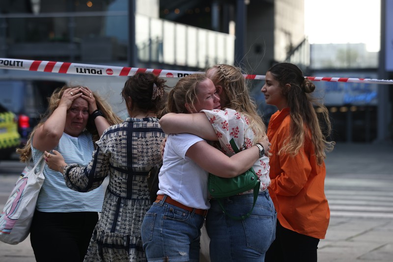 Polisi bersenjata berjaga di lokasi penembakan di pusat perbelanjaan Fields di Kopenhagen, Denmark, Minggu (3/7/2022). Polisi menangkap seorang pria berusia 22 tahun atas kejadian penembakan yang menyebabkan beberapa korban tewas dan beberapa terluka. (Ritzau Scanpix/Olafur Steinar Gestsson  via REUTERS)