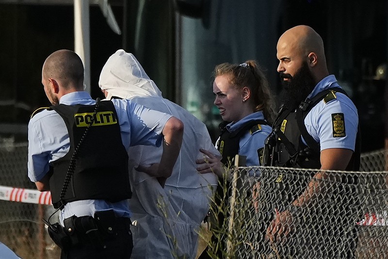 Penembakan di luar mal Kopenhagen, Denmark Polisi bersenjata berjaga di lokasi penembakan di pusat perbelanjaan Fields di Kopenhagen, Denmark, Minggu (3/7/2022). Polisi menangkap seorang pria berusia 22 tahun atas kejadian penembakan yang menyebabkan beberapa korban tewas dan beberapa terluka. (Ritzau Scanpix/Olafur Steinar Gestsson via REUTERS)