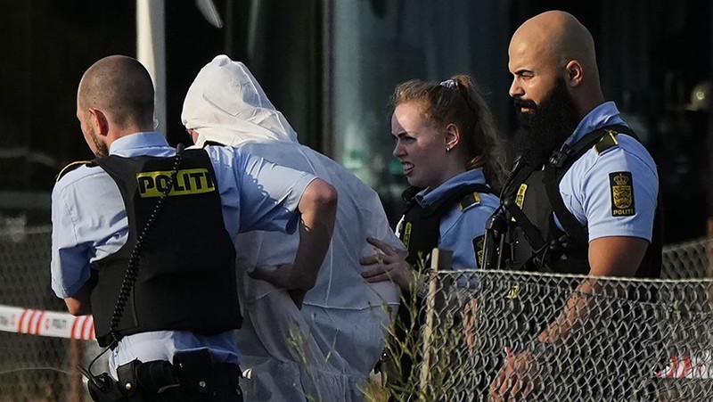 Polisi bersenjata berjaga di lokasi penembakan di pusat perbelanjaan Fields di Kopenhagen, Denmark, Minggu (3/7/2022). Polisi menangkap seorang pria berusia 22 tahun atas kejadian penembakan yang menyebabkan beberapa korban tewas dan beberapa terluka. (Ritzau Scanpix/Olafur Steinar Gestsson  via REUTERS)