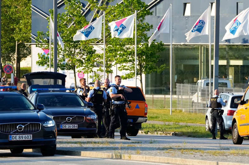 Polisi bersenjata berjaga di lokasi penembakan di pusat perbelanjaan Fields di Kopenhagen, Denmark, Minggu (3/7/2022). Polisi menangkap seorang pria berusia 22 tahun atas kejadian penembakan yang menyebabkan beberapa korban tewas dan beberapa terluka. (Ritzau Scanpix/Olafur Steinar Gestsson  via REUTERS)