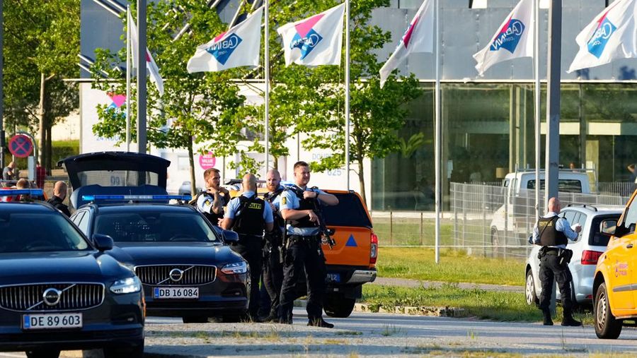 Polisi bersenjata berjaga di lokasi penembakan di pusat perbelanjaan Fields di Kopenhagen, Denmark, Minggu (3/7/2022). Polisi menangkap seorang pria berusia 22 tahun atas kejadian penembakan yang menyebabkan beberapa korban tewas dan beberapa terluka. (Ritzau Scanpix/Olafur Steinar Gestsson  via REUTERS)
