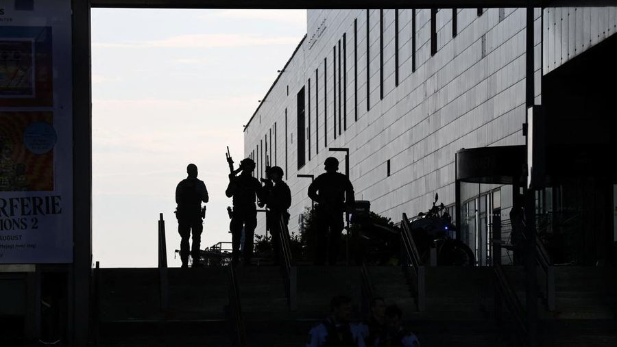 Polisi bersenjata berjaga di lokasi penembakan di pusat perbelanjaan Fields di Kopenhagen, Denmark, Minggu (3/7/2022). Polisi menangkap seorang pria berusia 22 tahun atas kejadian penembakan yang menyebabkan beberapa korban tewas dan beberapa terluka. (Ritzau Scanpix/Olafur Steinar Gestsson  via REUTERS)
