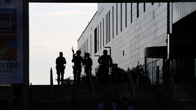 Polisi bersenjata berjaga di lokasi penembakan di pusat perbelanjaan Fields di Kopenhagen, Denmark, Minggu (3/7/2022). Polisi menangkap seorang pria berusia 22 tahun atas kejadian penembakan yang menyebabkan beberapa korban tewas dan beberapa terluka. (Ritzau Scanpix/Olafur Steinar Gestsson  via REUTERS)