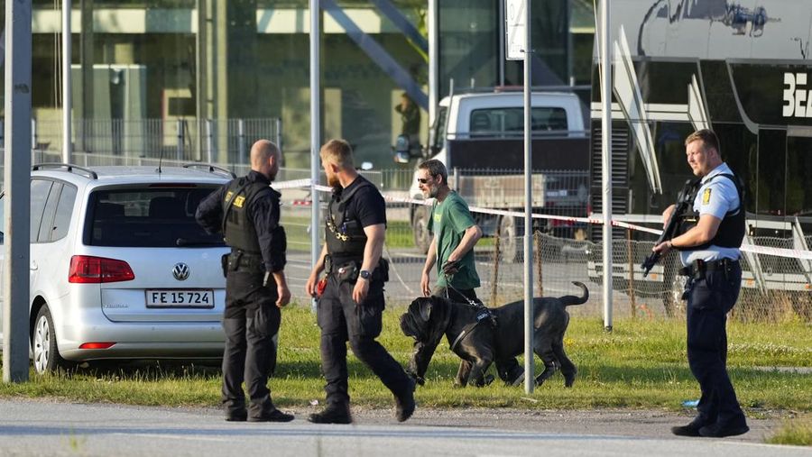 Polisi bersenjata berjaga di lokasi penembakan di pusat perbelanjaan Fields di Kopenhagen, Denmark, Minggu (3/7/2022). Polisi menangkap seorang pria berusia 22 tahun atas kejadian penembakan yang menyebabkan beberapa korban tewas dan beberapa terluka. (Ritzau Scanpix/Olafur Steinar Gestsson  via REUTERS)