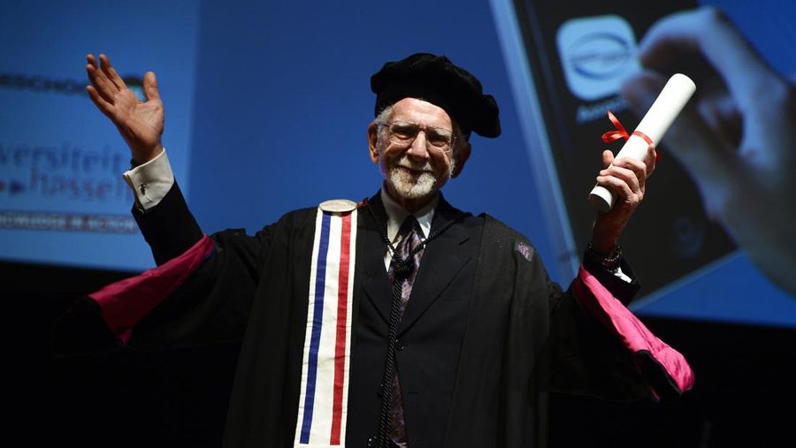 Penemu ponsel Martin Cooper berpose selama upacara Doctor Honauris Causa dari University of Hasselt, di Hassselt, pada 27 September 2013. (Photo Belga Photo/ YORICK JANSENS/AFP via Getty Images)