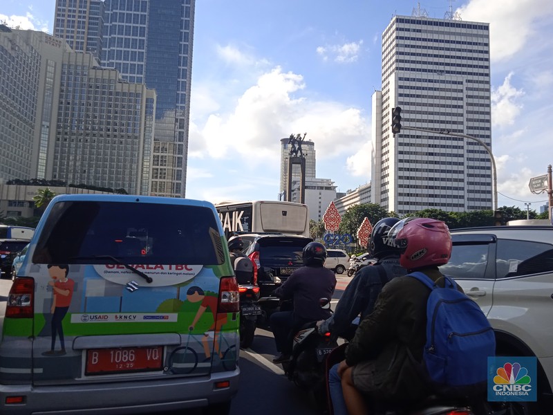 Sejumlah kendaraan melintas di kawasan Bundaran Hotel Indonesia (HI), Jakarta Pusat, hari ini, Senin (4/7/2022). Pemerintah Provinsi (Pemprov) DKI Jakarta merekayasa lalu lintas di kawasan Bundaran Hotel Indonesia (HI), Jalan MH Thamrin, Jakarta Pusat, sejak Senin (4/7/2022) hingga Senin (10/7/2022) yang diterapkan mulai pukul 16.00-21.00 WIB. Hal tersebut dilakukan untuk mengurangi kepadatan arus lalu lintas di Bundaran HI. (CNBC Indonesia/ Muhammad Sabki)