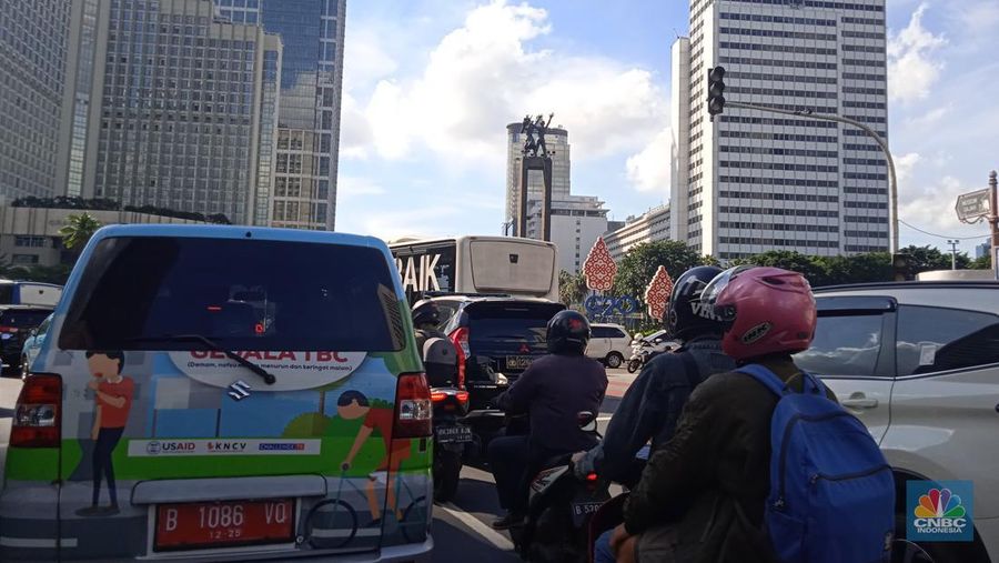 Sejumlah kendaraan melintas di kawasan Bundaran Hotel Indonesia (HI), Jakarta Pusat, hari ini, Senin (4/7/2022). Pemerintah Provinsi (Pemprov) DKI Jakarta merekayasa lalu lintas di kawasan Bundaran Hotel Indonesia (HI), Jalan MH Thamrin, Jakarta Pusat, sejak Senin (4/7/2022) hingga Senin (10/7/2022) yang diterapkan mulai pukul 16.00-21.00 WIB. Hal tersebut dilakukan untuk mengurangi kepadatan arus lalu lintas di Bundaran HI. (CNBC Indonesia/ Muhammad Sabki)