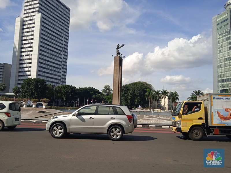 Sejumlah kendaraan melintas di kawasan Bundaran Hotel Indonesia (HI), Jakarta Pusat, hari ini, Senin (4/7/2022). Pemerintah Provinsi (Pemprov) DKI Jakarta merekayasa lalu lintas di kawasan Bundaran Hotel Indonesia (HI), Jalan MH Thamrin, Jakarta Pusat, sejak Senin (4/7/2022) hingga Senin (10/7/2022) yang diterapkan mulai pukul 16.00-21.00 WIB. Hal tersebut dilakukan untuk mengurangi kepadatan arus lalu lintas di Bundaran HI. (CNBC Indonesia/ Muhammad Sabki)