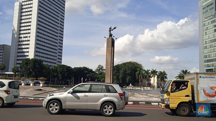 Pengalihan Arus Lalu Lintas di kasawan Bundaran HI, Senin (4/7/2022) Sejumlah kendaraan melintas di kawasan Bundaran Hotel Indonesia (HI), Jakarta Pusat, hari ini, Senin (4/7/2022). Pemerintah Provinsi (Pemprov) DKI Jakarta merekayasa lalu lintas di kawasan Bundaran Hotel Indonesia (HI), Jalan MH Thamrin, Jakarta Pusat, sejak Senin (4/7/2022) hingga Senin (10/7/2022) yang diterapkan mulai pukul 16.00-21.00 WIB. Hal tersebut dilakukan untuk mengurangi kepadatan arus lalu lintas di Bundaran HI. (CNBC Indonesia/ Muhammad Sabki)