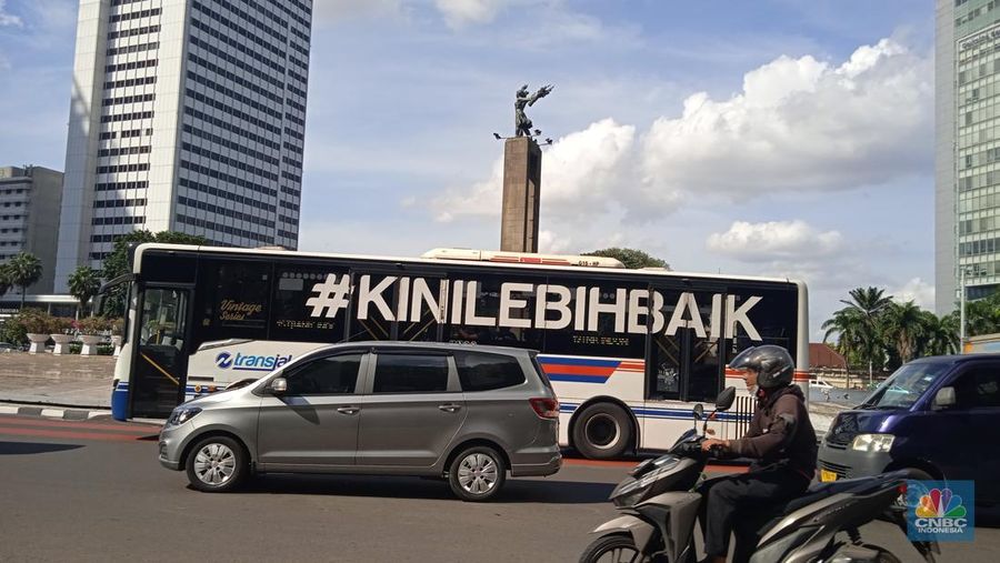 Sejumlah kendaraan melintas di kawasan Bundaran Hotel Indonesia (HI), Jakarta Pusat, hari ini, Senin (4/7/2022). Pemerintah Provinsi (Pemprov) DKI Jakarta merekayasa lalu lintas di kawasan Bundaran Hotel Indonesia (HI), Jalan MH Thamrin, Jakarta Pusat, sejak Senin (4/7/2022) hingga Senin (10/7/2022) yang diterapkan mulai pukul 16.00-21.00 WIB. Hal tersebut dilakukan untuk mengurangi kepadatan arus lalu lintas di Bundaran HI. (CNBC Indonesia/ Muhammad Sabki)