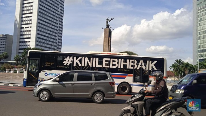 Pengalihan Arus Lalu Lintas di kasawan Bundaran HI, Senin (4/7/2022) Sejumlah kendaraan melintas di kawasan Bundaran Hotel Indonesia (HI), Jakarta Pusat, hari ini, Senin (4/7/2022). Pemerintah Provinsi (Pemprov) DKI Jakarta merekayasa lalu lintas di kawasan Bundaran Hotel Indonesia (HI), Jalan MH Thamrin, Jakarta Pusat, sejak Senin (4/7/2022) hingga Senin (10/7/2022) yang diterapkan mulai pukul 16.00-21.00 WIB. Hal tersebut dilakukan untuk mengurangi kepadatan arus lalu lintas di Bundaran HI. (CNBC Indonesia/ Muhammad Sabki)